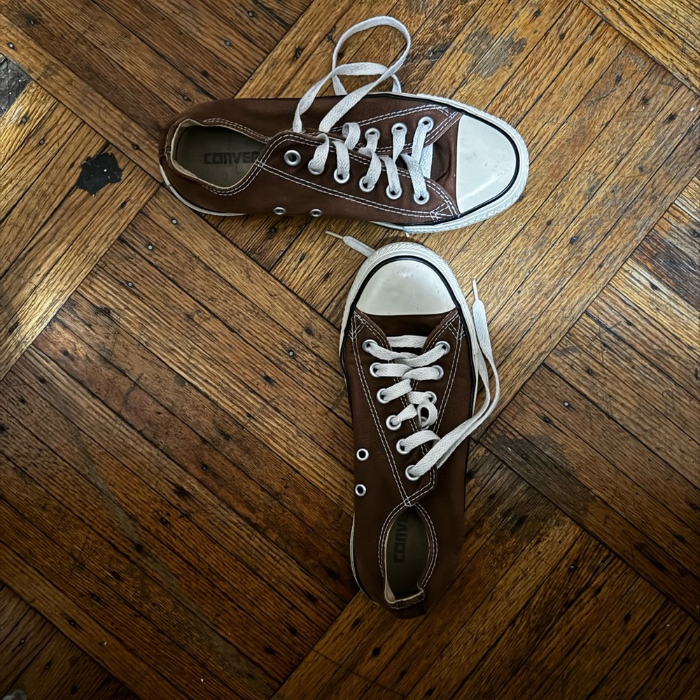 Brown converse women’s